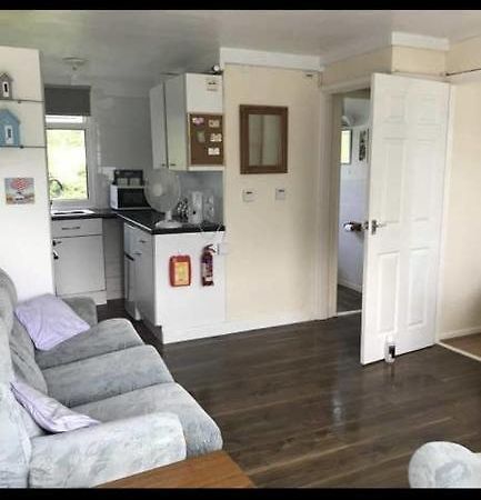 2 Bedroom Chalet Near The Beach Brading Eksteriør bilde