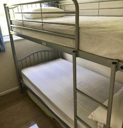 2 Bedroom Chalet Near The Beach Brading Eksteriør bilde