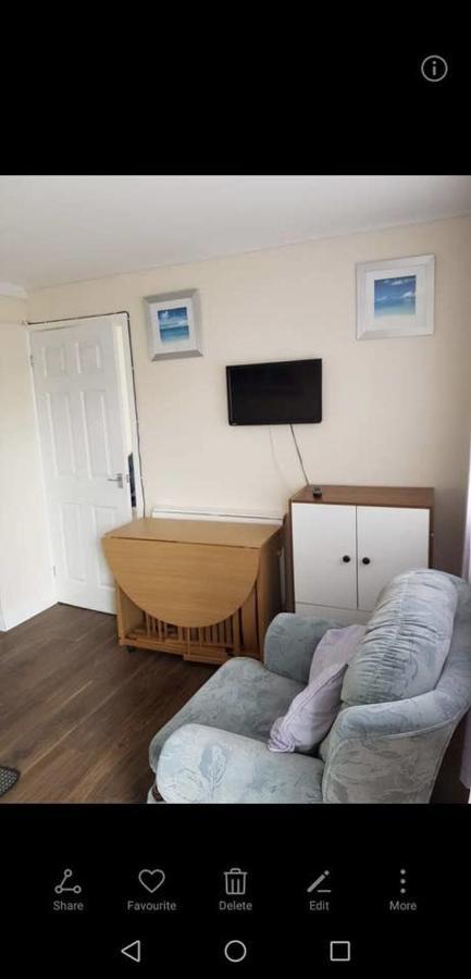 2 Bedroom Chalet Near The Beach Brading Eksteriør bilde